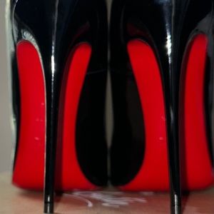 NIB CHRISTIAN LOUBOUTIN - (BRAND NEW)! SO KATE POINTED TOE PUMP